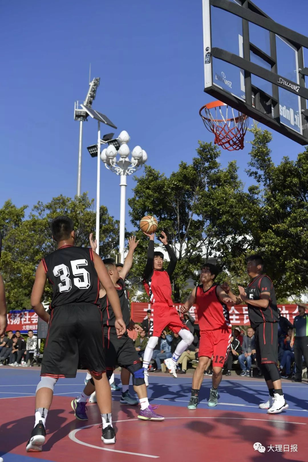 罚球石破天惊，双方展开激烈对决的简单介绍