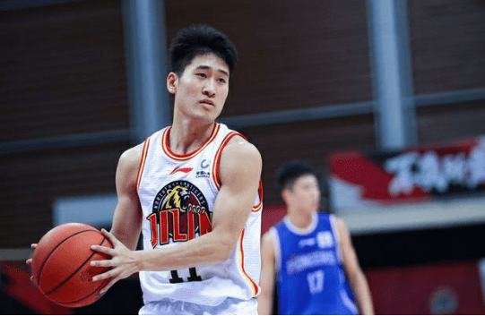 新生球员获得首发机会,表现抢眼引关注的简单介绍 新生球员获得首发机会,表现抢眼引关注的简单介绍