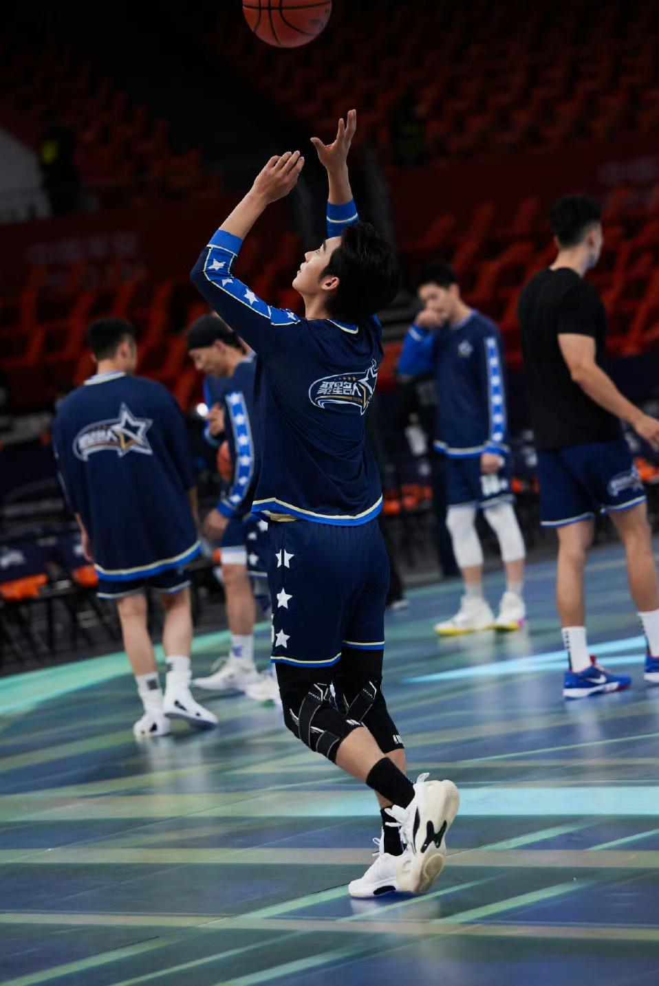 篮球巨星风采依旧，比赛场上绽放光芒的简单介绍